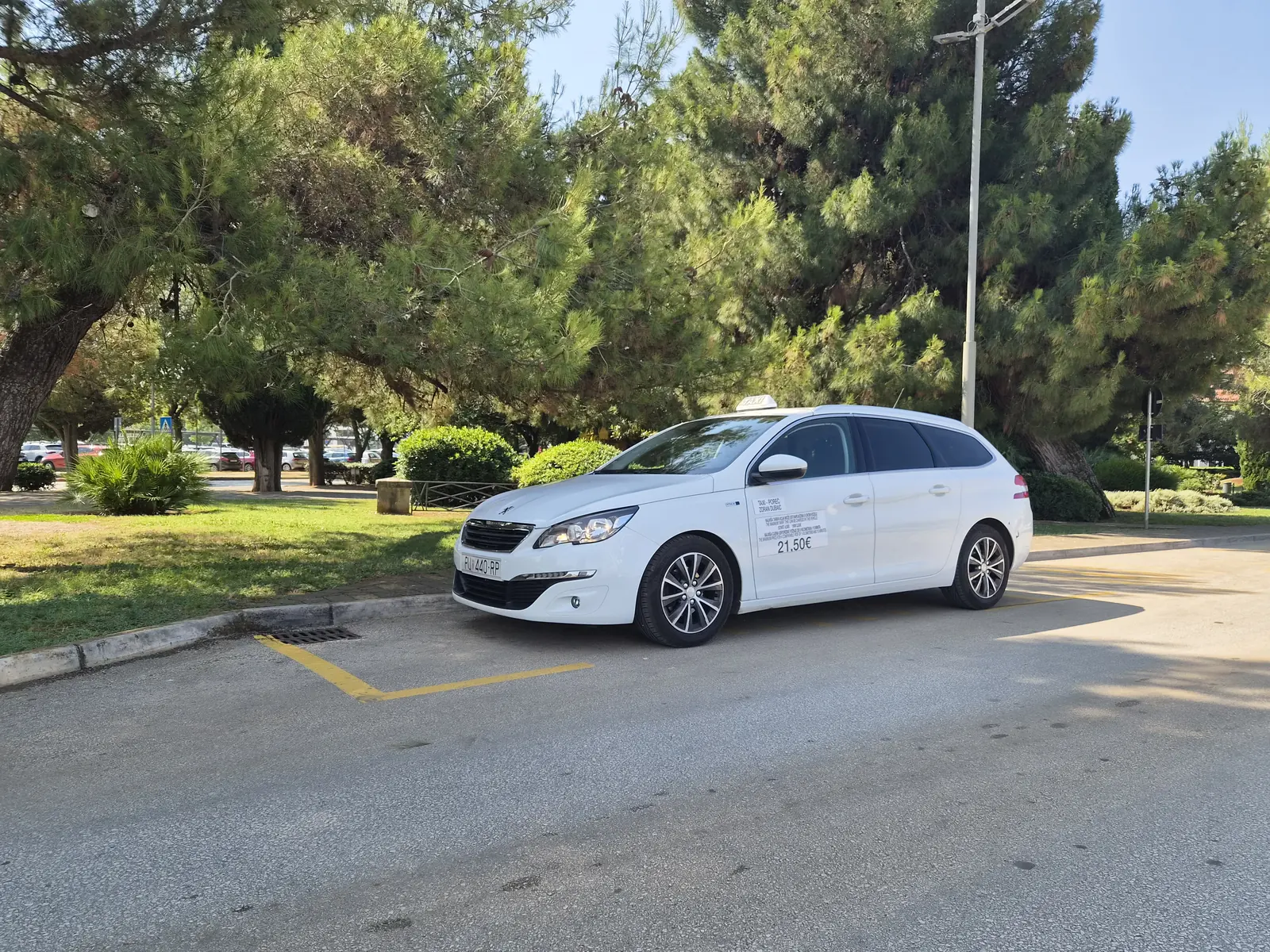 Bijelo vozilo Taxi Poreč Dubai parkirano u Poreču