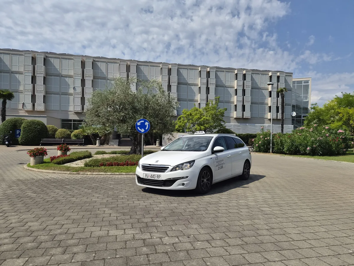 Bijelo vozilo Taxi Poreč Dubai u Poreču
